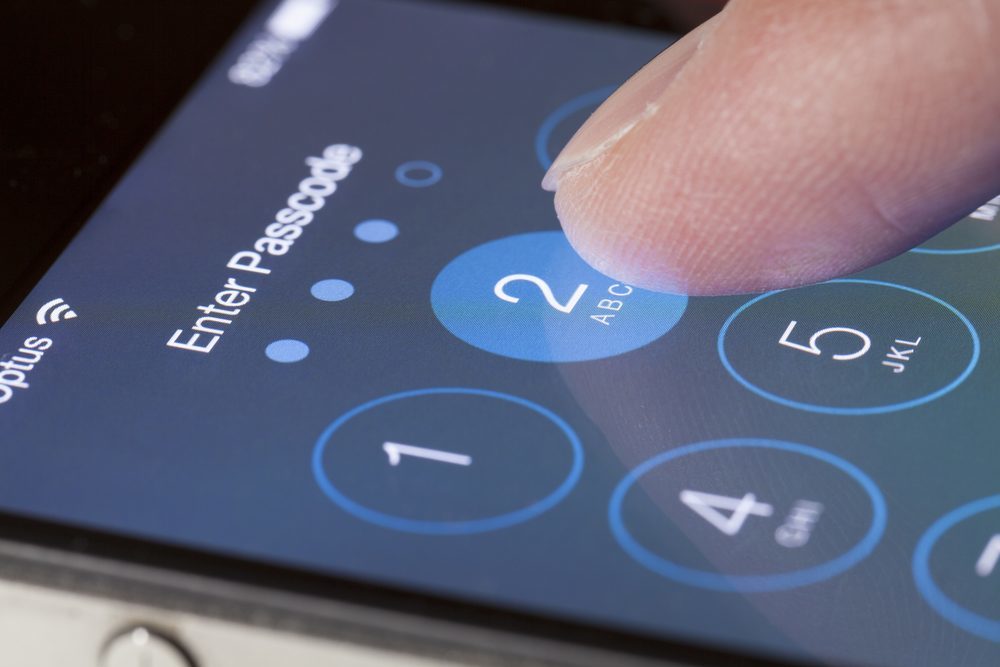 securitydaily Phát hiện lỗ hổng vượt mật khẩu iPhone XS để lấy liên lạc, hình ảnh