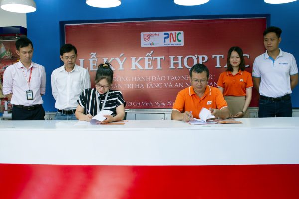 Đại diện FPT Jetking và đại diện của Phương Nam Telecom đại diện ký kết văn bản hợp tác