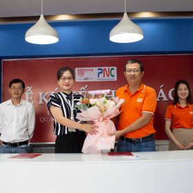 Đại diện FPT Jetking trao hoa cho Phương Nam Telecom