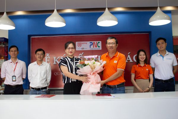 Đại diện FPT Jetking trao hoa cho Phương Nam Telecom