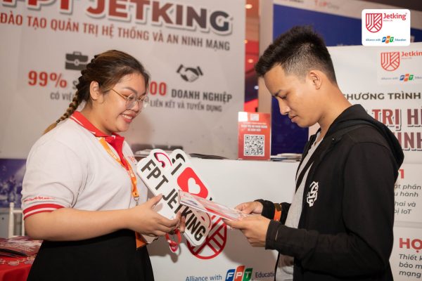 Gian hàng FPT Jetking tại Vietnam Web Summit 2022 nhận được sự quan tâm của nhiều người tham gia
