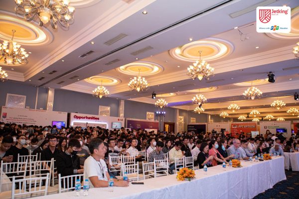 Vietnam Web Summit 2022 diễn ra với sự tham gia của đông đảo doanh nghiệp và chuyên gia trong ngành CNTT