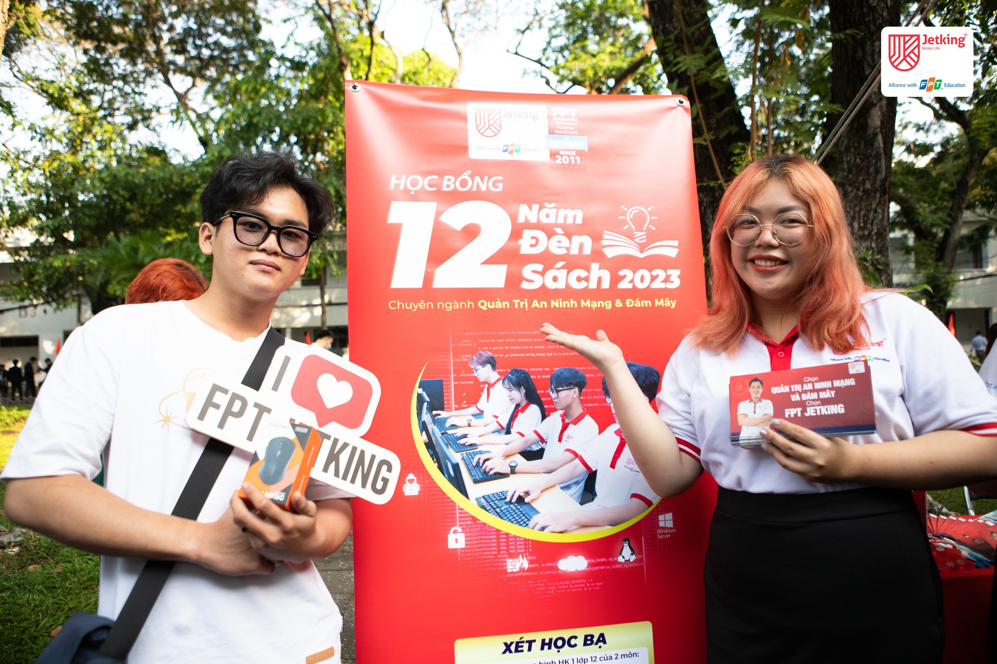 Các bạn học sinh đang ký tham gia học bổng tại FPT Jetking
