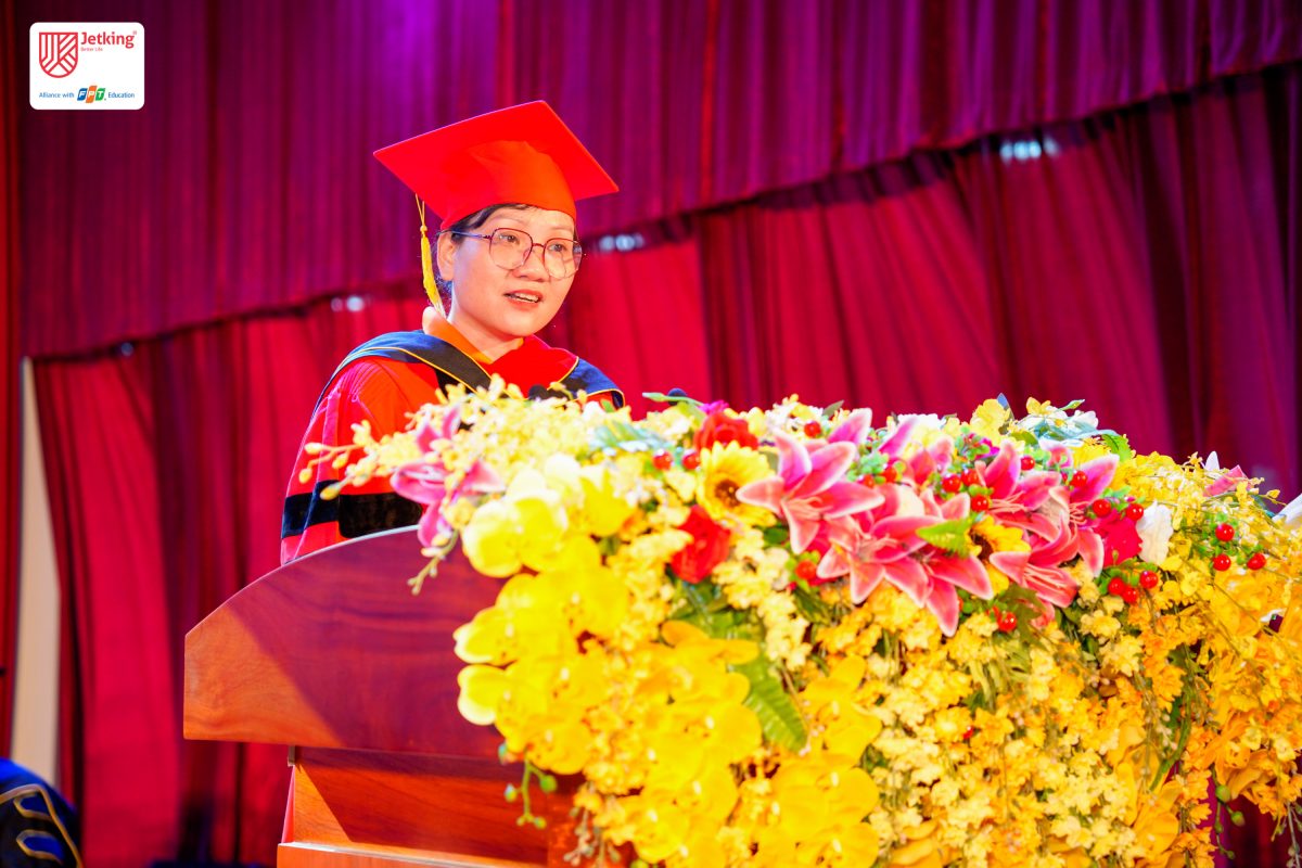 Chị Lê Thị Hồng Hạnh gửi lời chúc đến các tân khoa