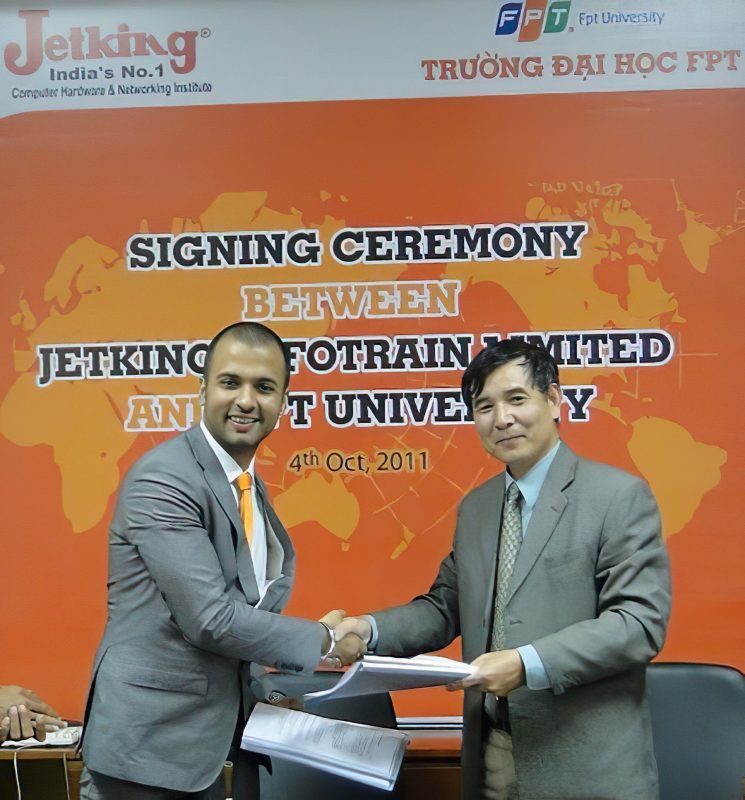Hình 3. Lễ ký kết giữa Tổ chức giáo dục FPT và Học viện Jetking Ấn Độ vào năm 2011
