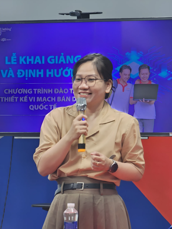Cô Lê Thị Hồng Hạnh - Giám đốc Viện Đào tạo Quốc tế FPT chia sẻ tại lễ khai giảng. Hình ảnh: FPT Jetking