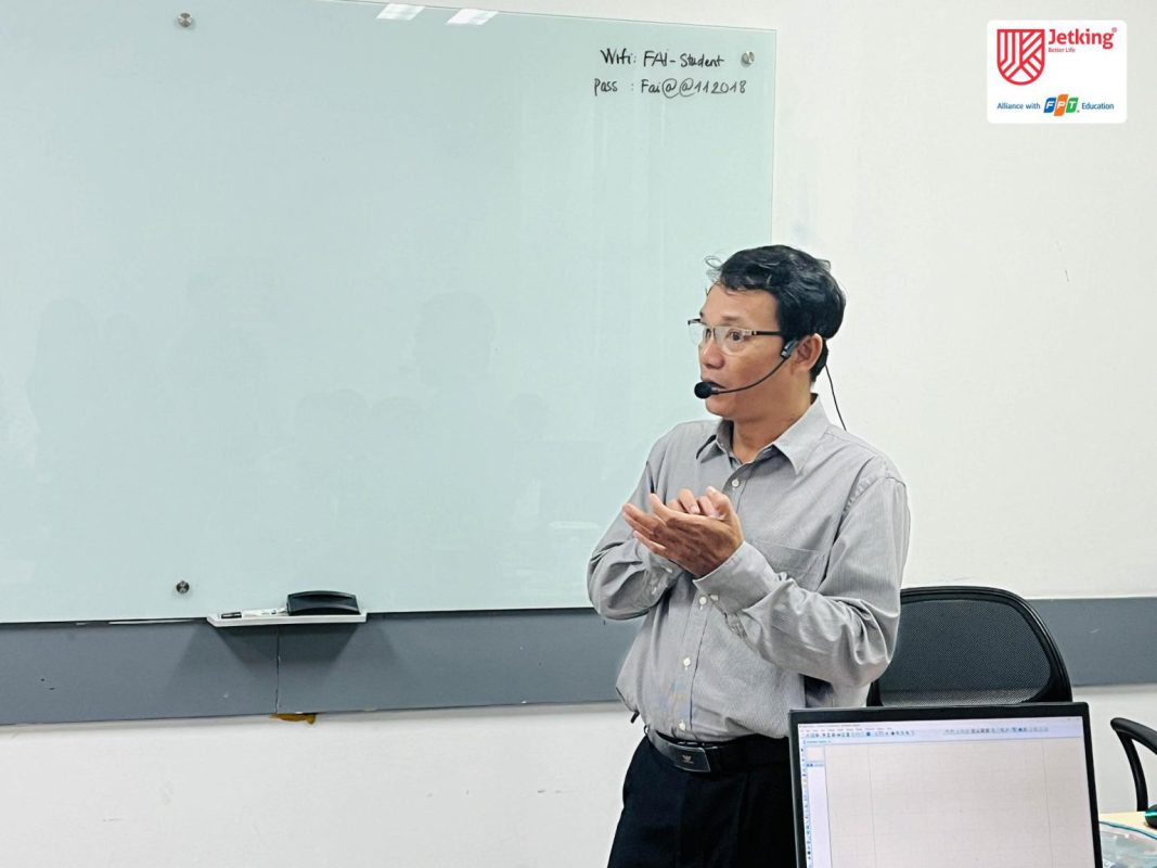 Thầy Trương Huy Hoàng – Giám đốc đào tạo chương trình Chip Design FPT Jetking cũng là giảng viên dẫn dắt buổi học