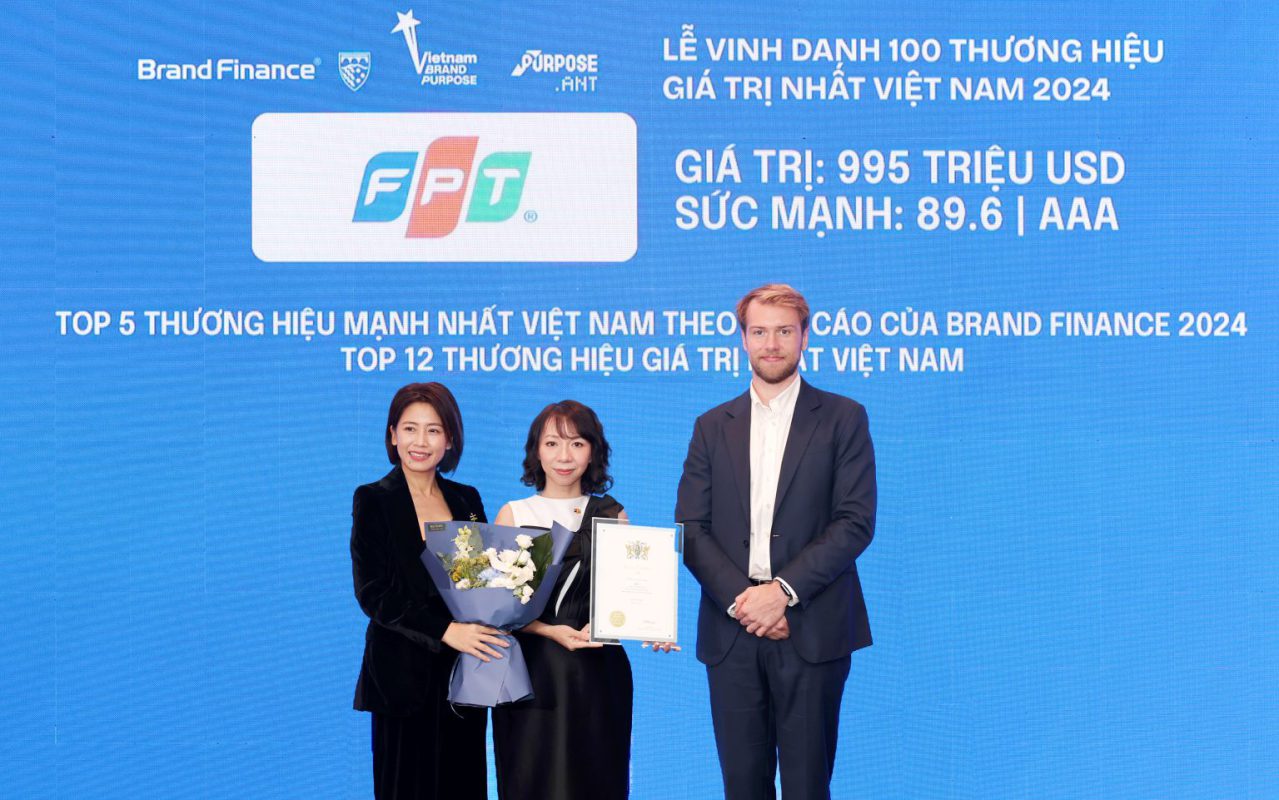 Đại diện Tập đoàn FPT, bà Mai Thị Lan Anh Giám đốc Truyền thông lên nhận giải thưởng