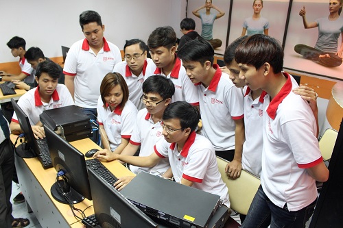 Sinh viên ngành Kỹ sư An ninh mạng FPT Jetking thực hành trong lớp học