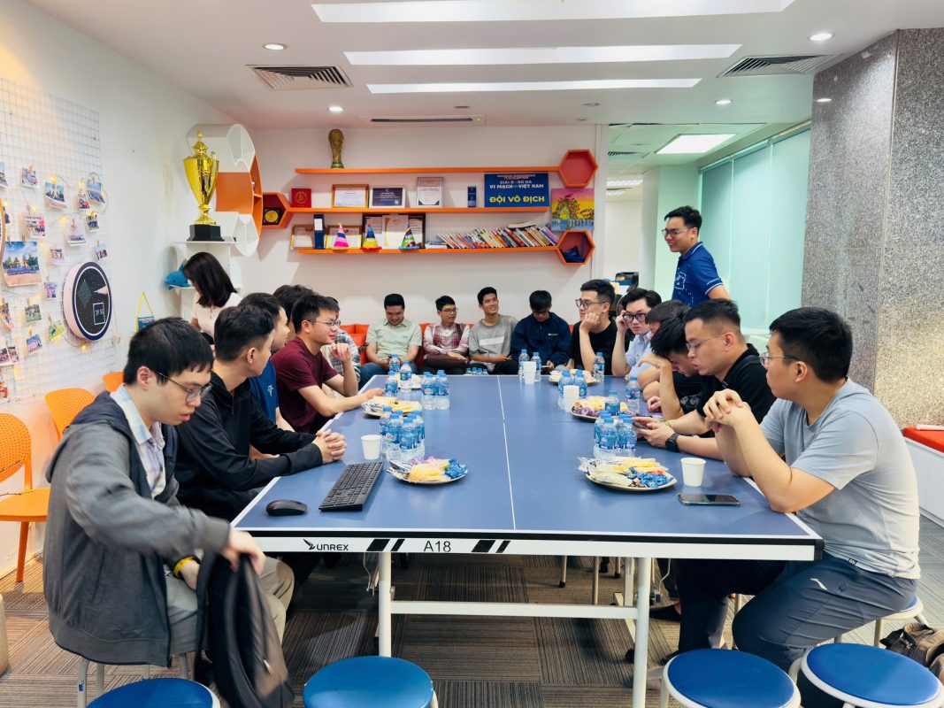 Các bạn sinh viên FPT Jetking chăm chú lắng nghe và trao đổi trực tiếp cùng các chuyên gia tại Dolphin Technology