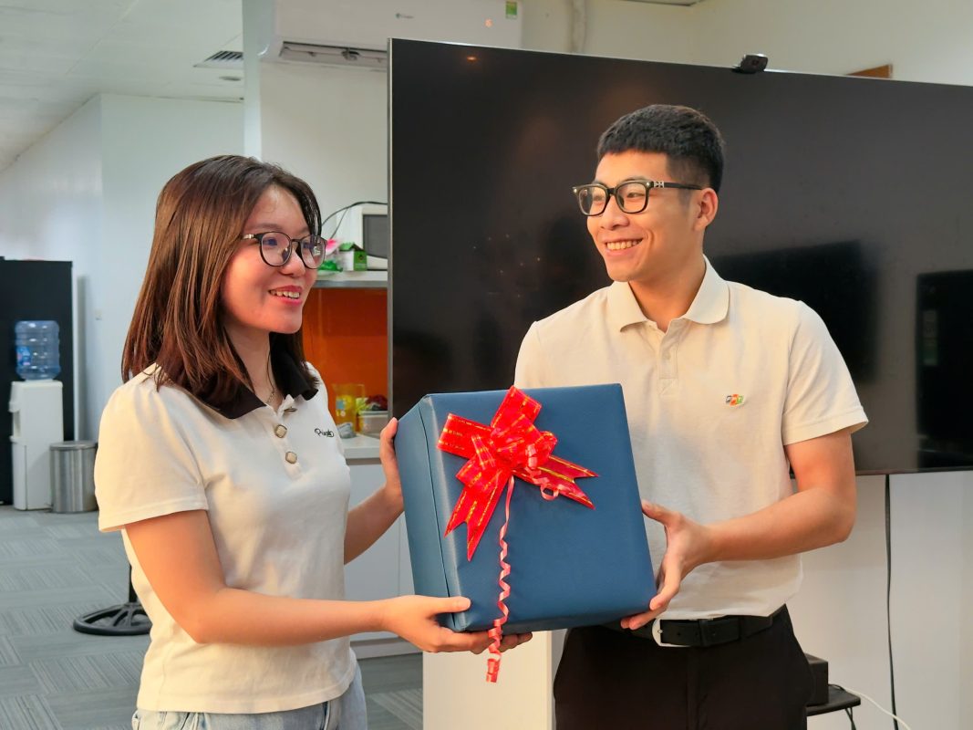 Đại diện FPT Jetking trao tặng quà lưu niệm, gửi lời cảm ơn đến Dolphin Technology vì sự đón tiếp và chia sẻ quý báu trong chuyến tham quan thực tế