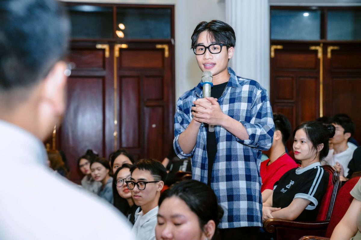Sinh viên trao đổi sôi nổi tại sự kiện
