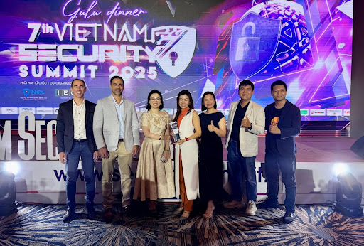 (Cựu sinh viên Lê Sỹ Cường - đứng thứ hai từ bên phải sang - hiện đang đảm nhiệm vị trí Territory Account Executive | Indochina, Myanmar, Brunei tại CloudFlare và cũng đang là Giảng viên an ninh mạng tại FPT Jetking.