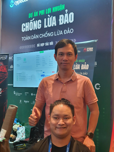 Cựu sinh viên Kim Long đang hỗ trợ tư vấn tại gian hàng của Chống Lừa Đảo, ảnh do Giảng viên cung cấp