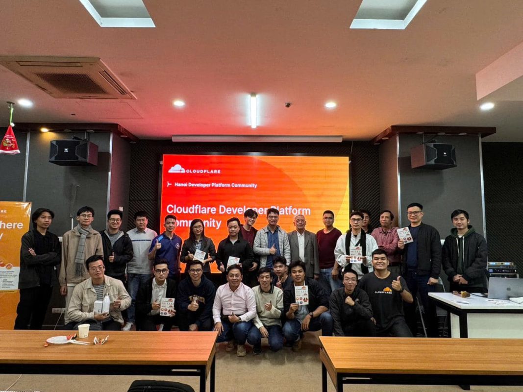 Thầy Lê Sỹ Cường (ngồi ngoài cùng phía bên phải) hiện là Founder Cộng đồng Vietnam Cloudflare User Group
