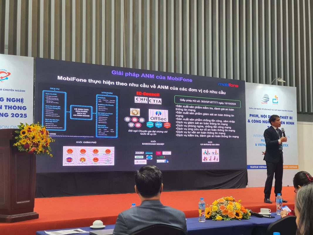 Đại diện Mobifone giới thiệu giải pháp An ninh mạng, nhấn mạnh vai trò của đội ngũ chuyên gia được công nhận bởi các chứng chỉ bảo mật hàng đầu