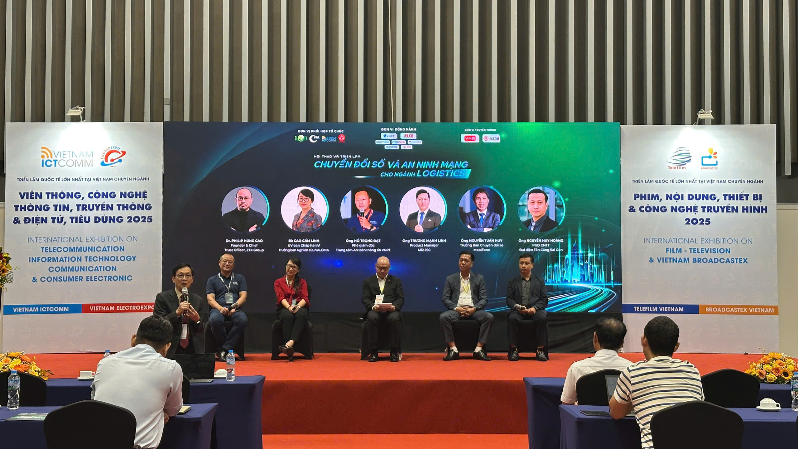 Phiên tọa đàm được dẫn dắt bởi Ông Philip Hùng Cao, Founder & Chief Trust Officer tại ZTX, đã diễn ra rất sôi nổi với các câu hỏi quan tâm về ứng dụng AI và An ninh mạng trong ngành Logistics