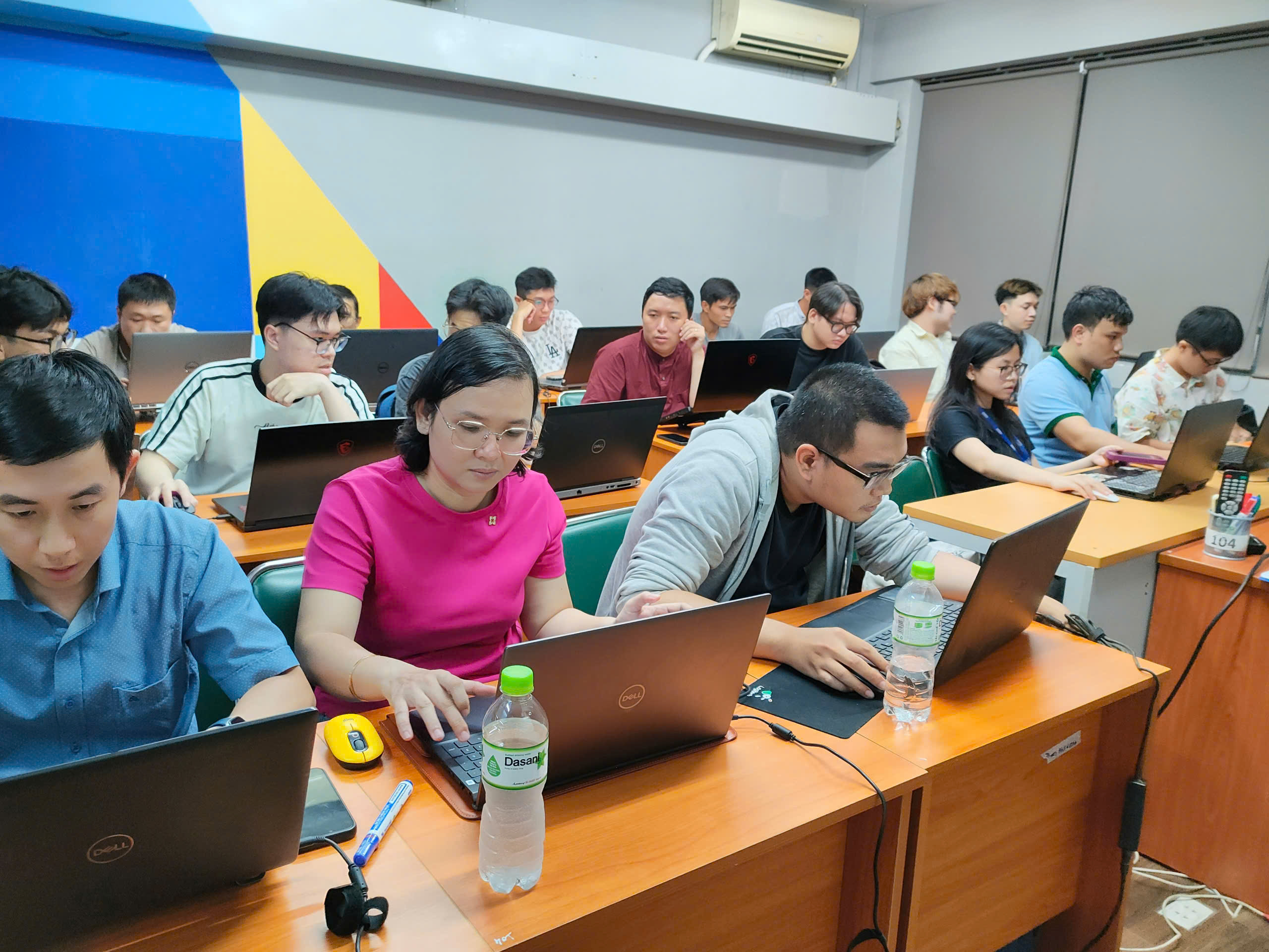 Sinh viên lớp J1.2506.E0 hoàn thành thi kết thúc môn Core IT Foundations with AI