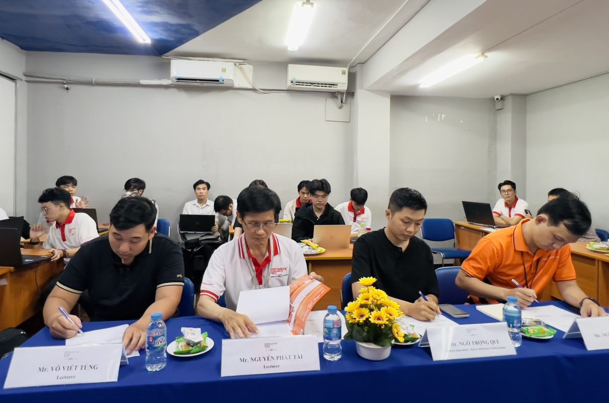 Thầy Tài cùng giảng viên trong buổi chấm đồ án cuối kỳ của sinh viên
