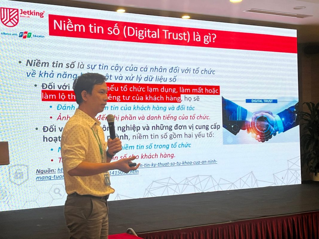 Thầy Nguyễn Hoài Linh - Giám đốc đào tạo tại FPT Jetking, Tạo lập niềm tin số là xây dựng môi trường mạng trung thực, văn minh, lành mạnh và phòng, chống vi phạm pháp luật trên không gian mạng.