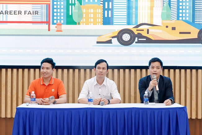 Thầy Nguyễn Hoài Linh (ở giữa), Giám đốc chương trình đào tạo Cloud & Cybersec - FPT Jetking, tham gia chia sẻ tại sự kiện ngày hội việc làm và workshop “Success in Cloud and Digital Age” do FPT Telecom International đồng hành cùng Amazon Web Services tổ chức năm 2022.