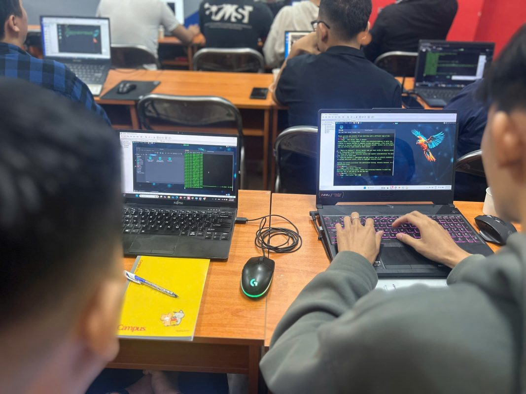 Sinh viên thực hiện demo sử dụng AI trong việc dò lỗ hổng bảo mật