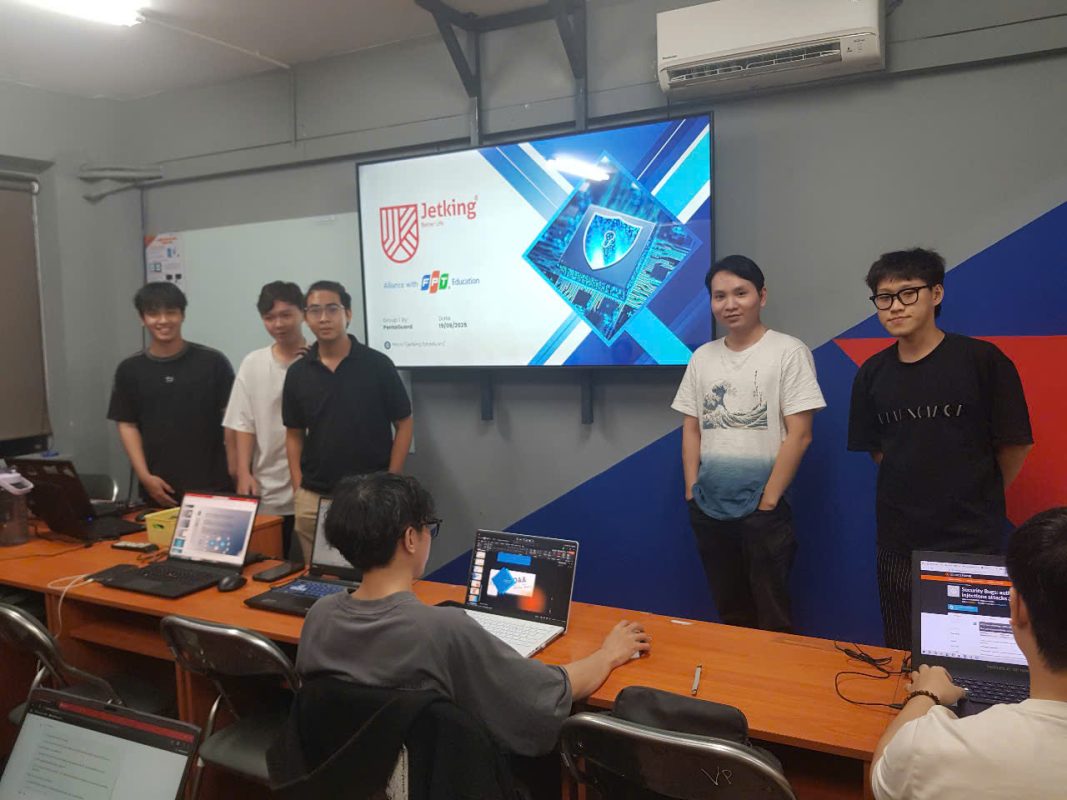 Sinh viên bảo vệ đồ án trước hội đồng phản biện