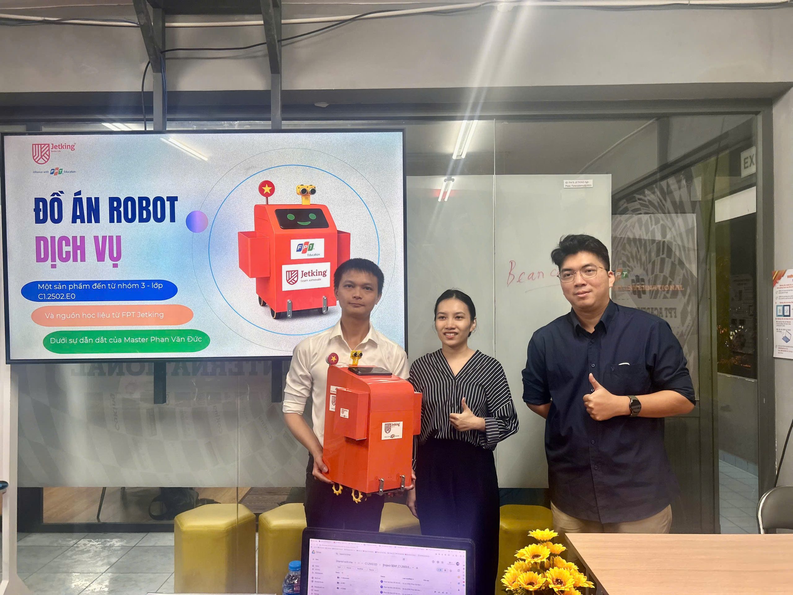 Robot dịch vụ hỗ trợ tuyển sinh: Đồ án ấn tượng của sinh viên FPT Jetking ngay từ học kỳ đầu
