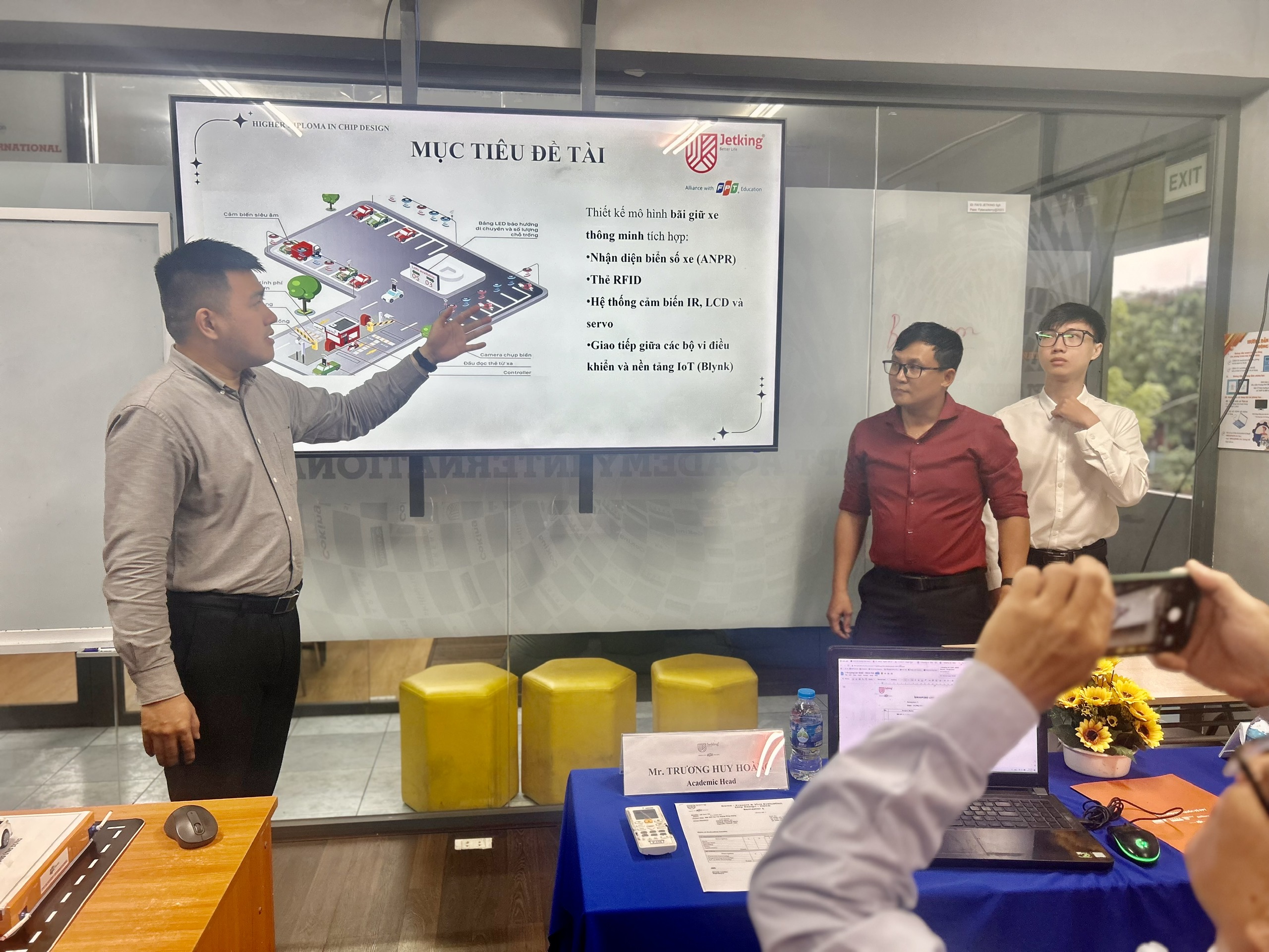 Các thành viên nhóm thực hiện đồ án "Bãi giữ xe tự động thông minh"