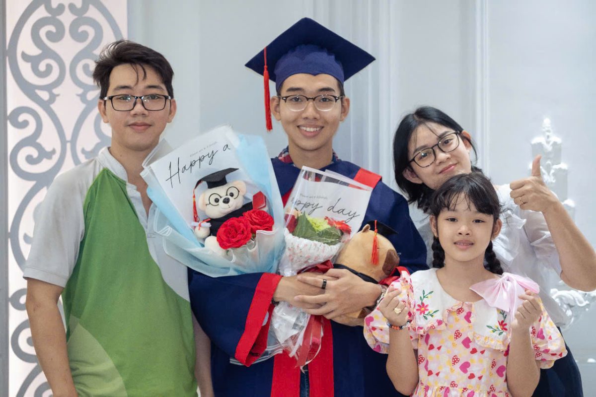Tân khoa Dương Minh Hào cùng người thân tại lễ tốt nghiệp FPT Jetking 2025