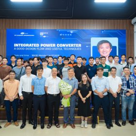 Giáo sư Lê Hạnh Phúc và đông đảo người tham gia sự kiện