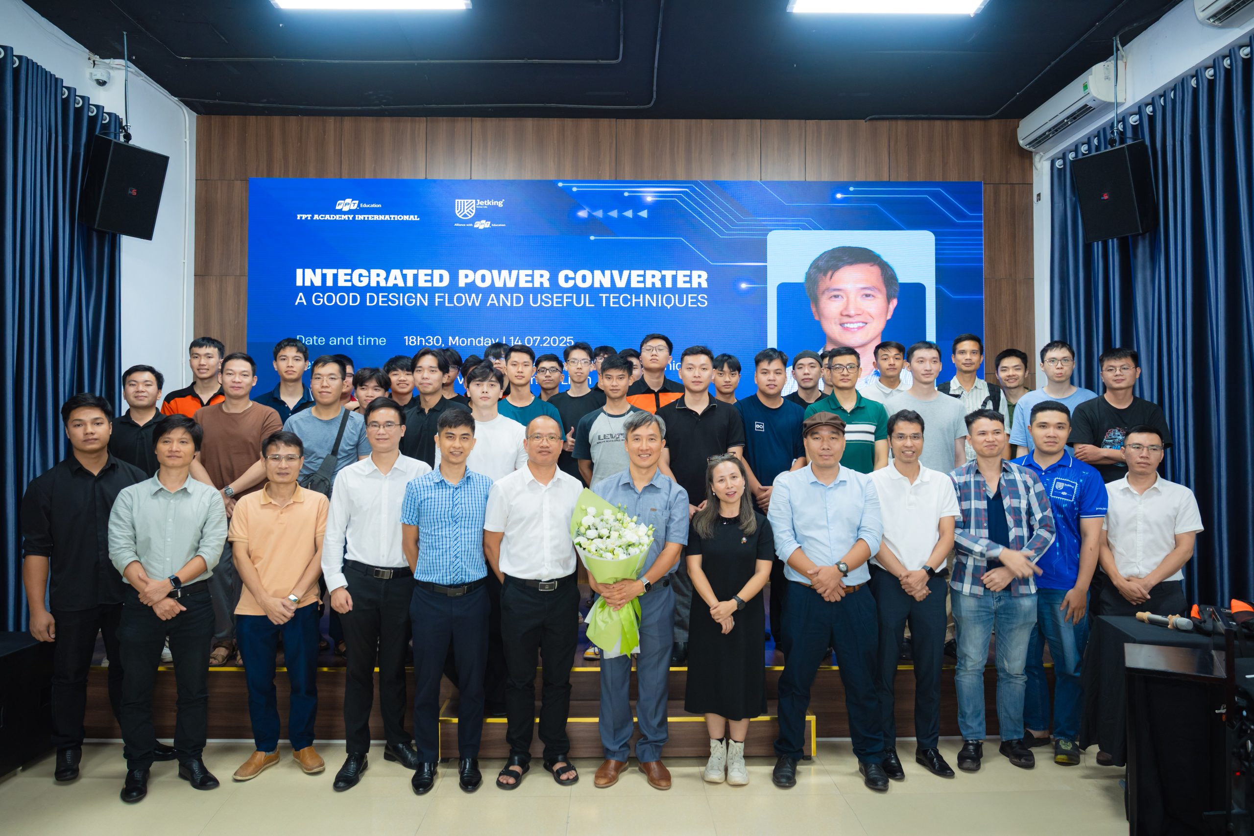 Giáo sư Lê Hạnh Phúc và đông đảo người tham gia sự kiện