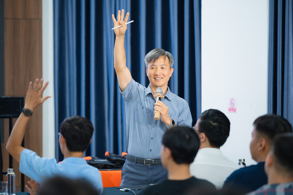Giáo sư Lê Hạnh Phúc trong buổi talkshow “ Integrated Power Converter”