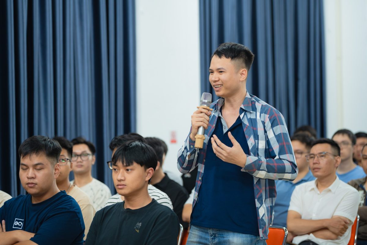 Bạn Dũng – sinh viên FPT Jetking đặt câu hỏi