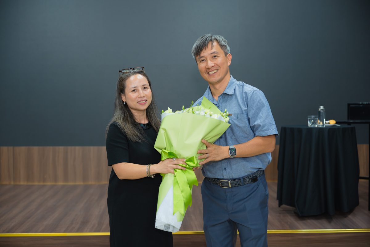  Chị Phương Anh – Phó Giám đốc Viện Đào tạo Quốc tế FPT thay mặt nhà trường tặng hoa Assoc. Prof. Hanh-Phuc Lê