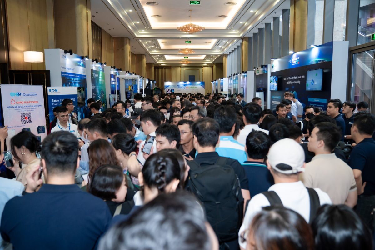 Đông đảo khách mời tham quan các gian hàng công nghệ
