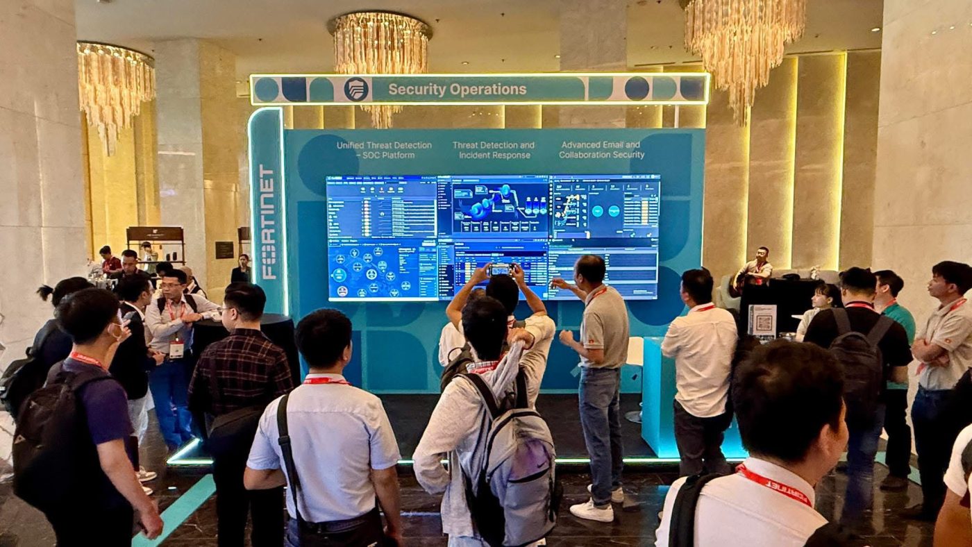 Chuyên gia hãng demo giải pháp trực tiếp cho khách tham dự