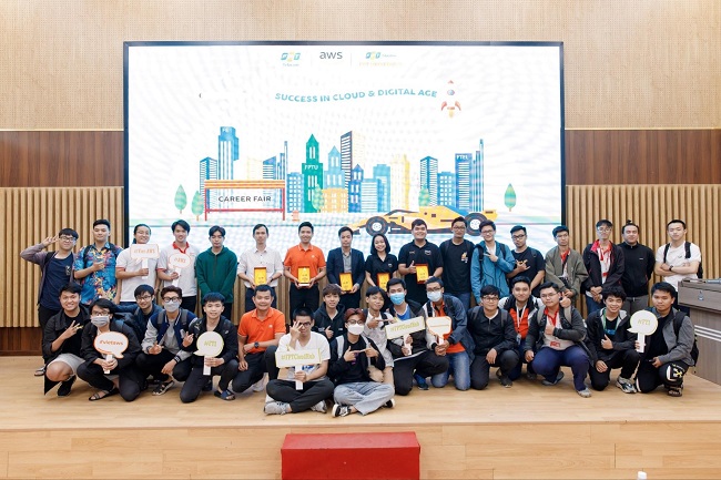 Anh Cường cùng các chuyên gia và sinh viên trong sự kiện