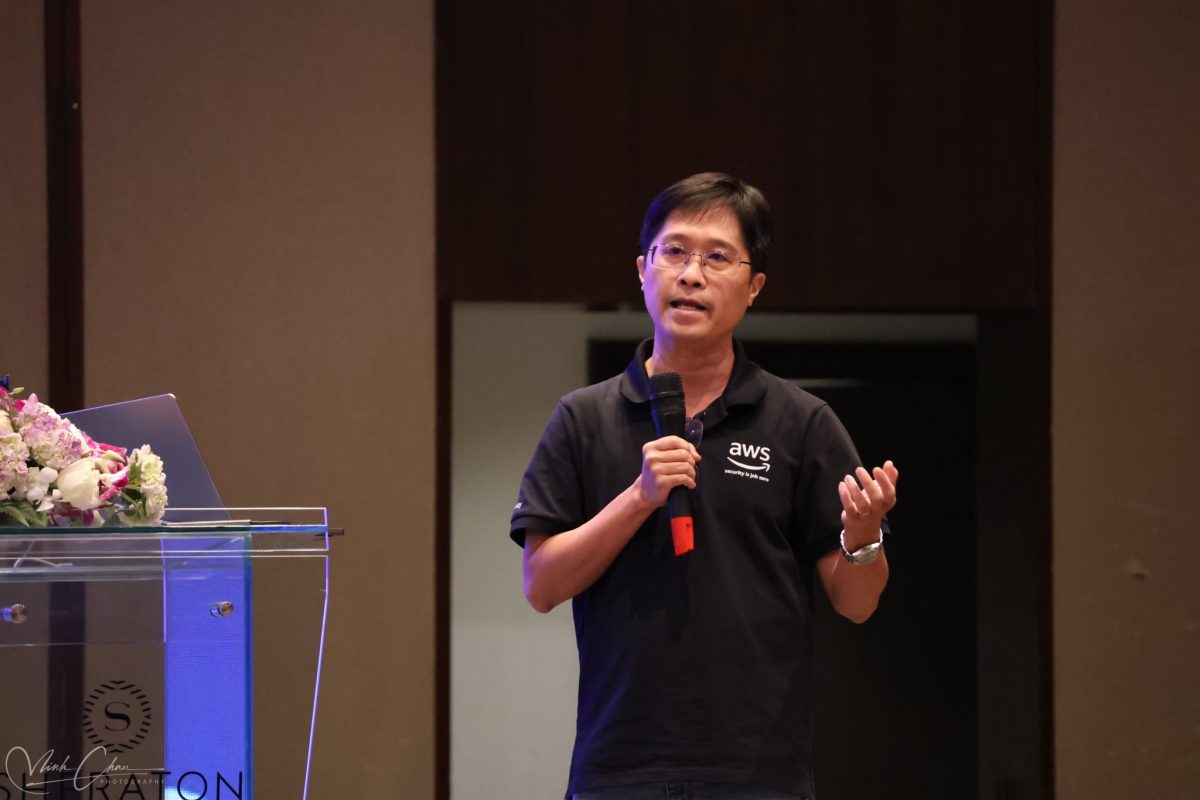 Anh Toan Huynh, AWS Senior Application Architecture Specialist, với chủ đề “Supercharge software development with Amazon Q Developer”