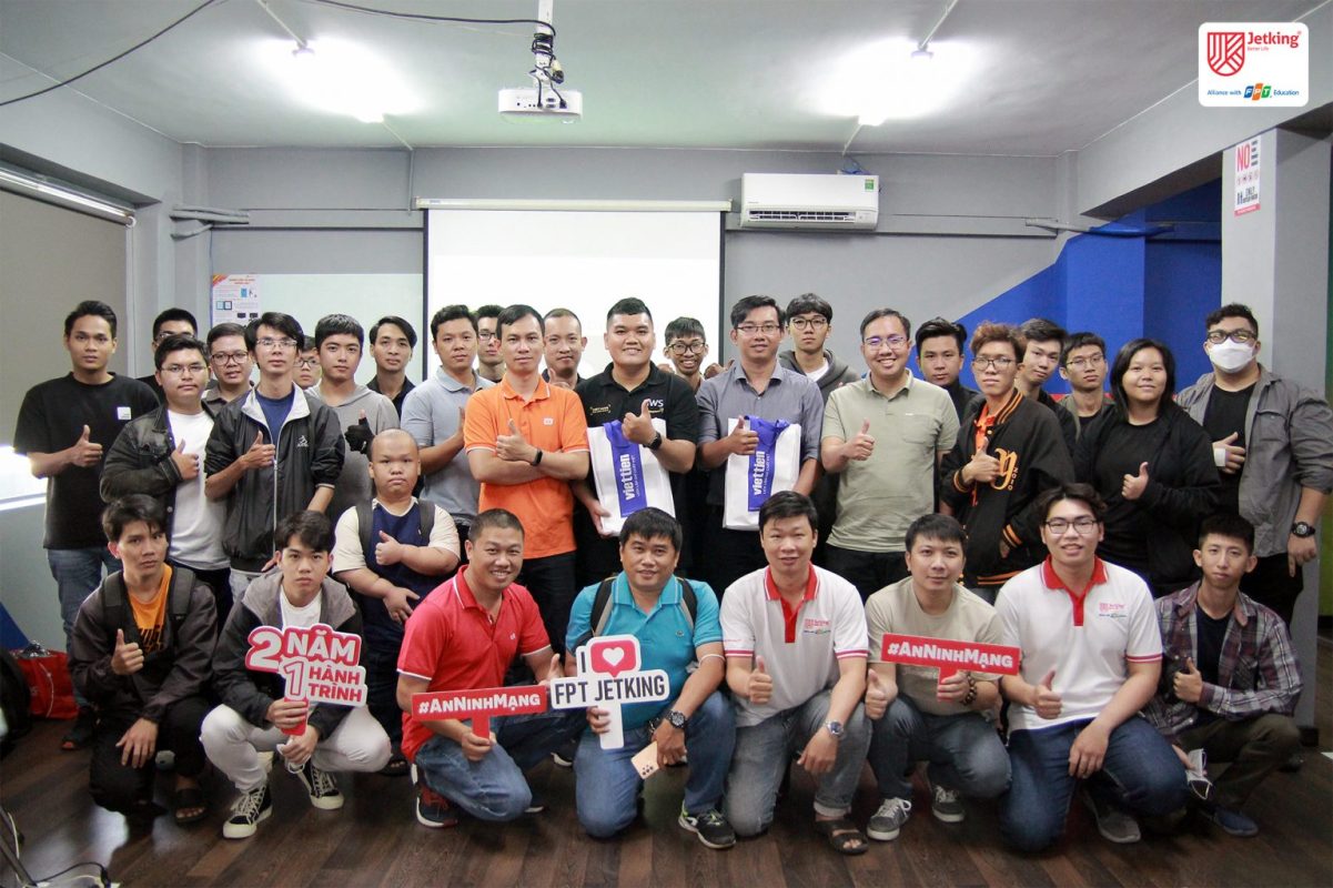 Anh Cường chụp ảnh kỷ niệm cùng các sinh viên tham gia sự kiện