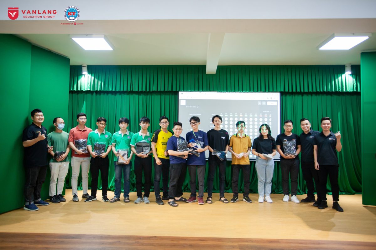 Hai sinh viên FPT Jetking, đứng giữa màn hình, nhận quà khi lọt top 10 cuộc thi