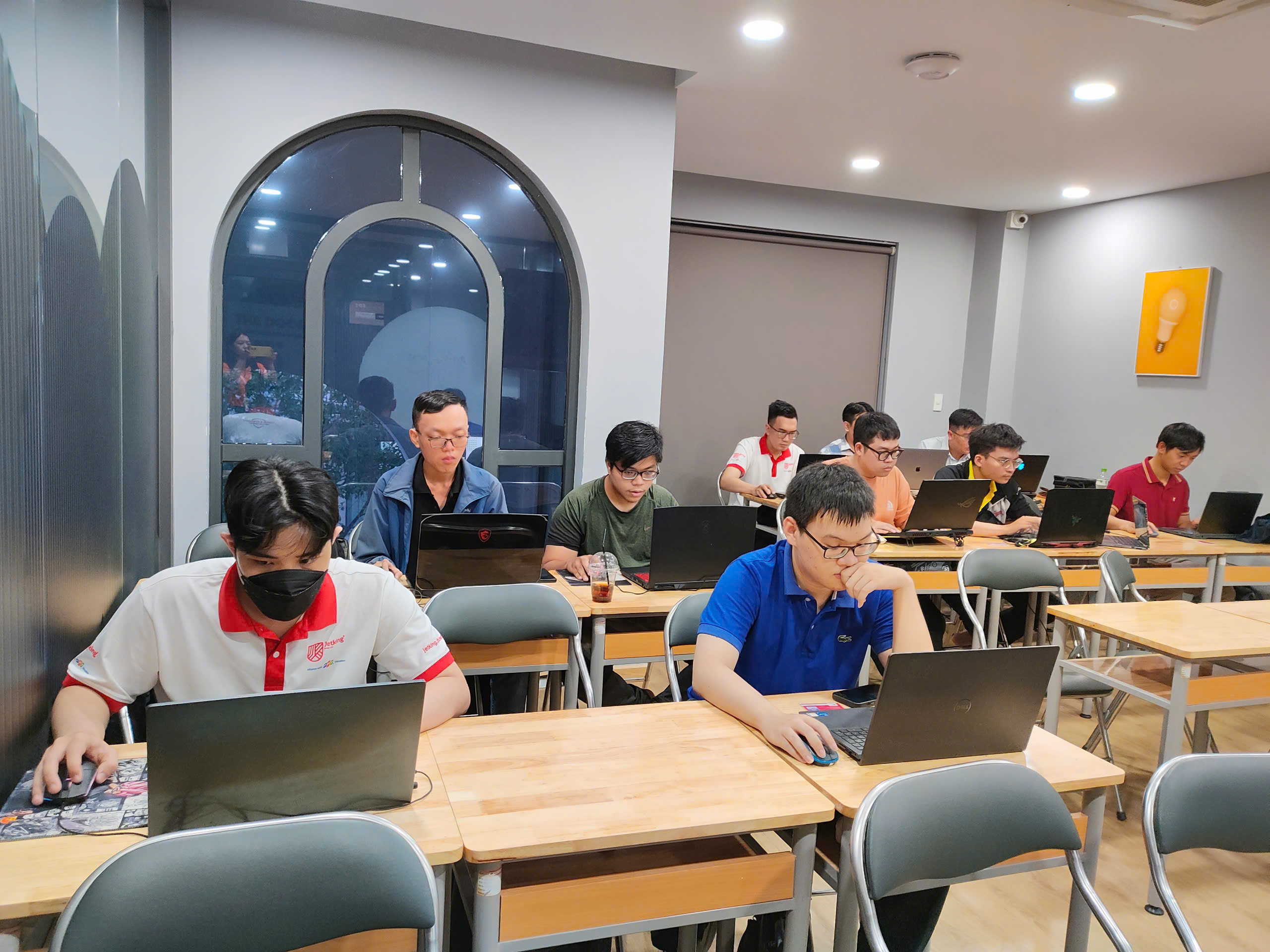 Lớp J1.2409.E0 bước vào kỳ thi kết thúc học kỳ 2: Vững vàng bản lĩnh, sẵn sàng chinh phục hành trình mới