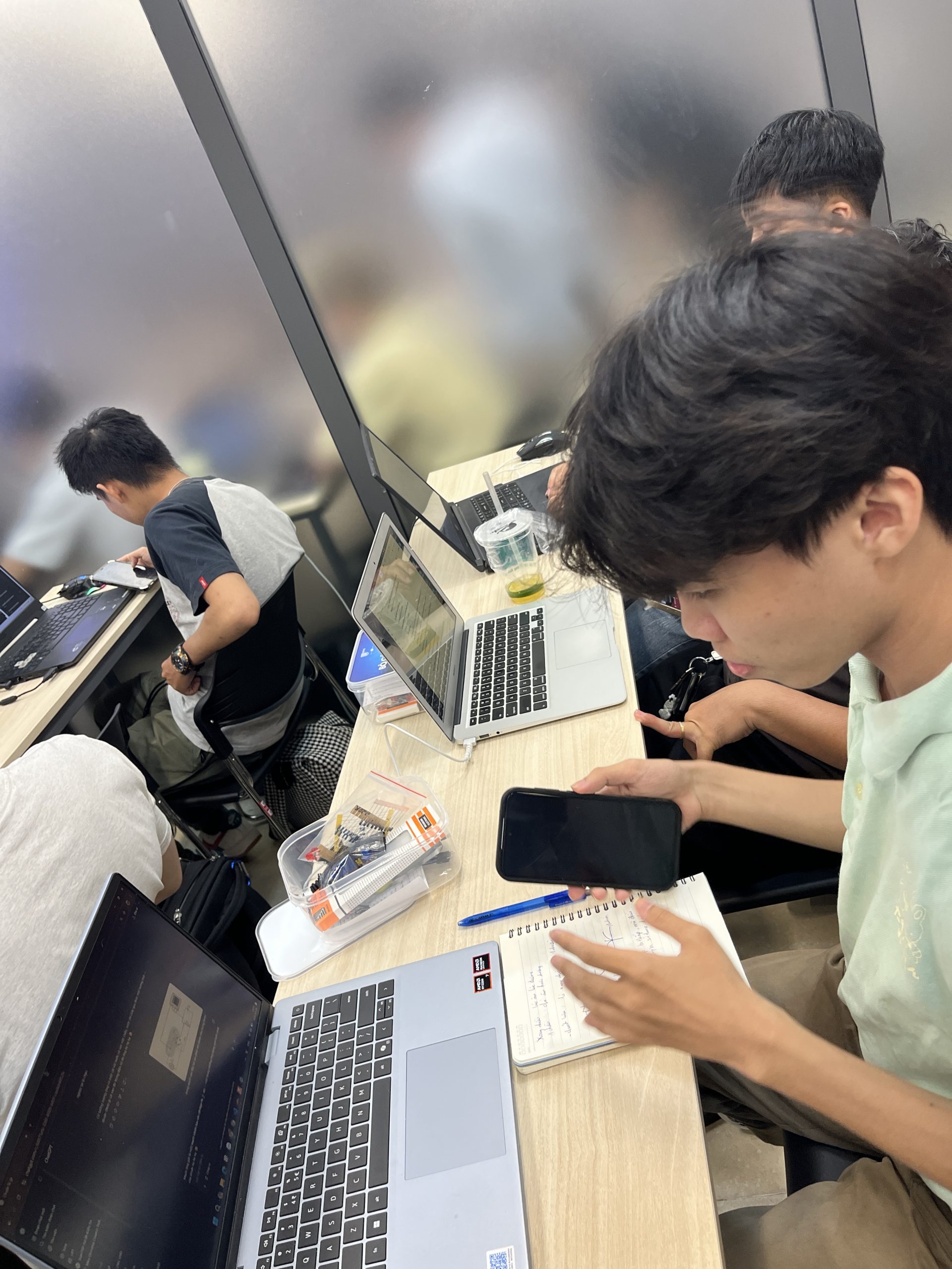 Buổi học thực hành điện tử cơ bản đầy hứng khởi tại lớp C2505E