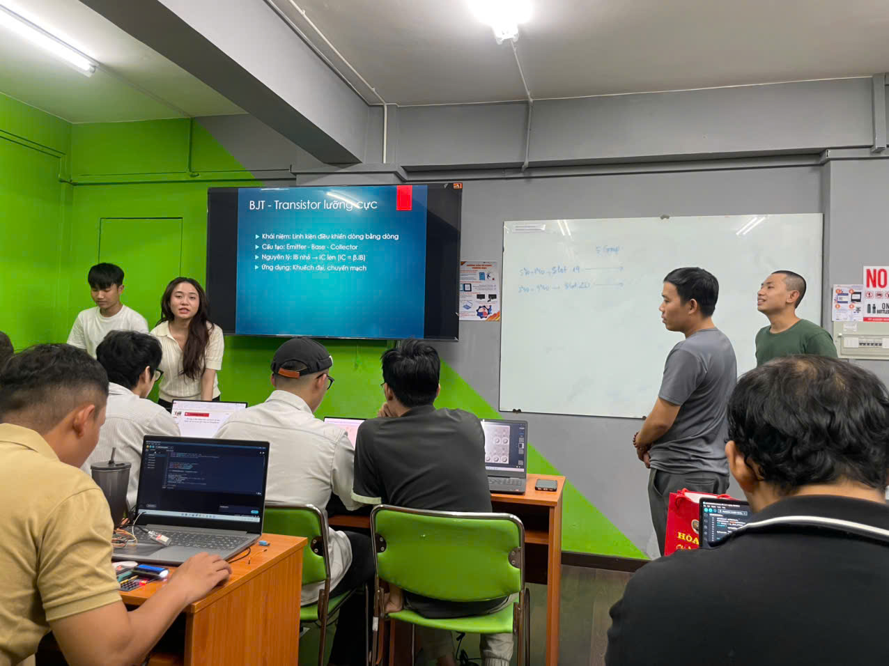 Sinh viên sáng tạo sản phẩm ứng dụng của vi điều khiển và thể hiện khả năng thuyết trình