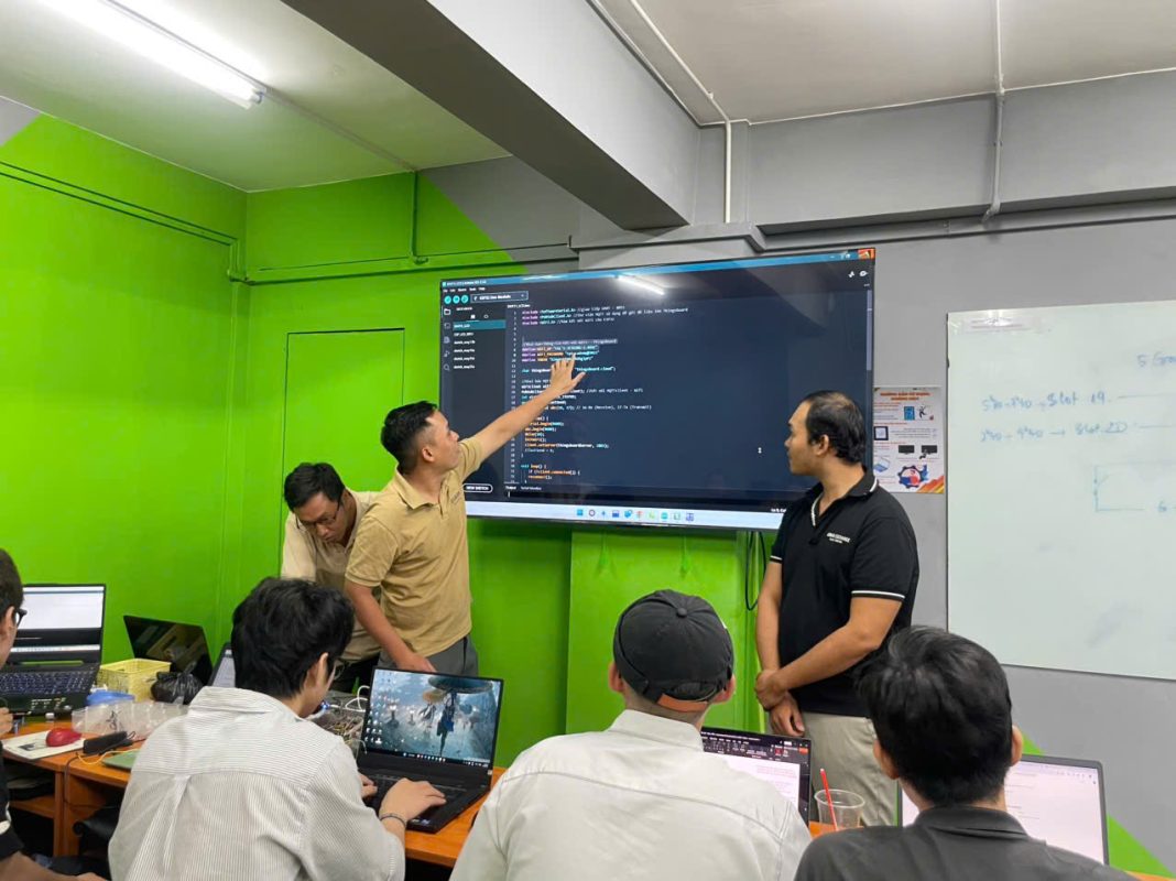 Buổi học kiến tạo trên nền tảng Edunext của sinh viên FPT Jetking