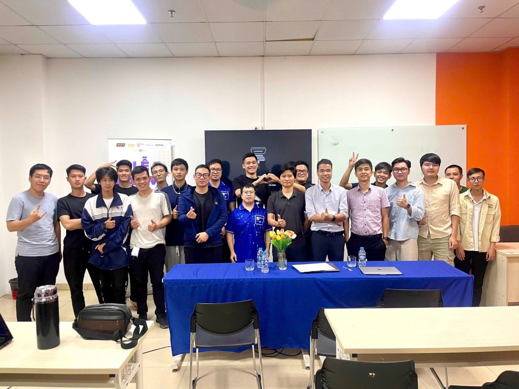 Các thành viên lớp C2502E chào sân với buổi bảo vệ đồ án đầu tiên