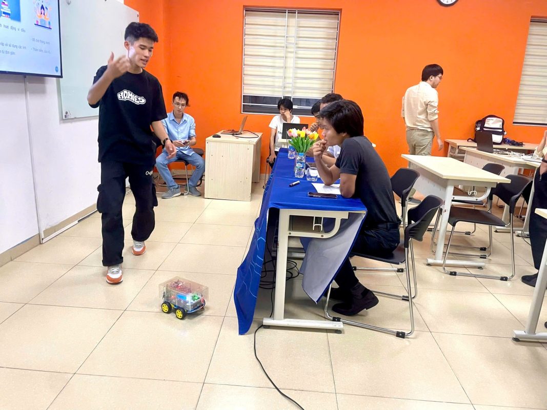 Sinh viên trình bày đồ án trước hội đồng bảo vệ