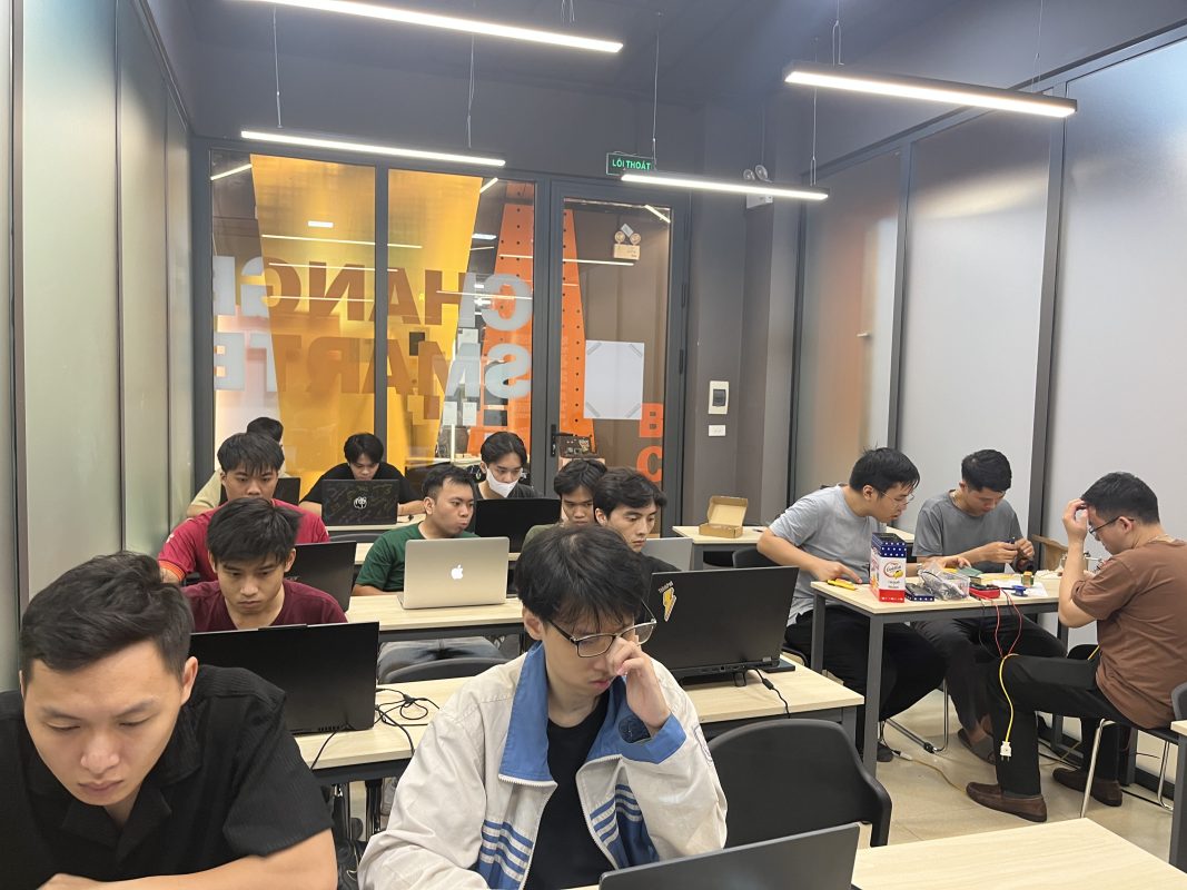Học điện tử từ lý thuyết đến thực tiễn của sinh viên lớp C2505E tại FPT Jetking