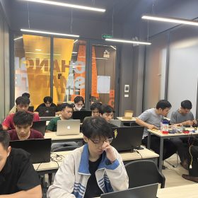 Học điện tử từ lý thuyết đến thực tiễn của sinh viên lớp C2505E tại FPT Jetking