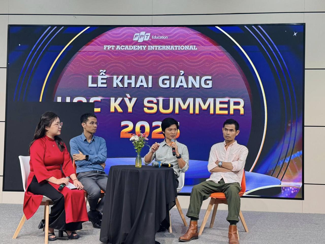 Thầy Nguyễn Tuân và thầy Hà Dũng Hiệp tại hoạt động Q&A tại lễ khai giảng